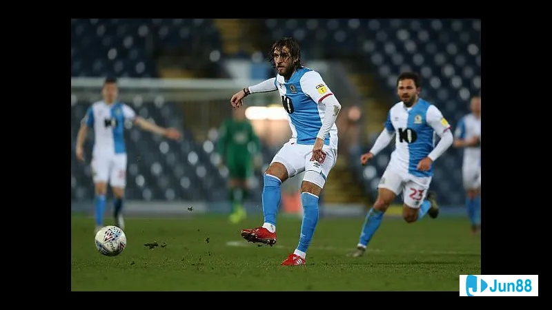 Đội Yenisey và Fakel Voronezh đang quyết liệt tranh chấp trên sân cỏ Đội Yenisey và Fakel Voronezh đang quyết liệt tranh chấp trên sân cỏ