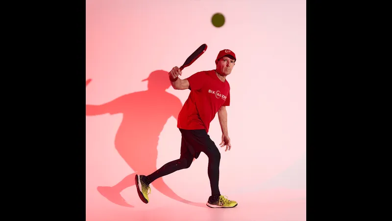 Cầu thủ Ai Cập chạy nhanh bóng qua cầu thủ Kuwait trong trận đấu Cầu thủ Ai Cập chạy nhanh bóng qua cầu thủ Kuwait trong trận đấu