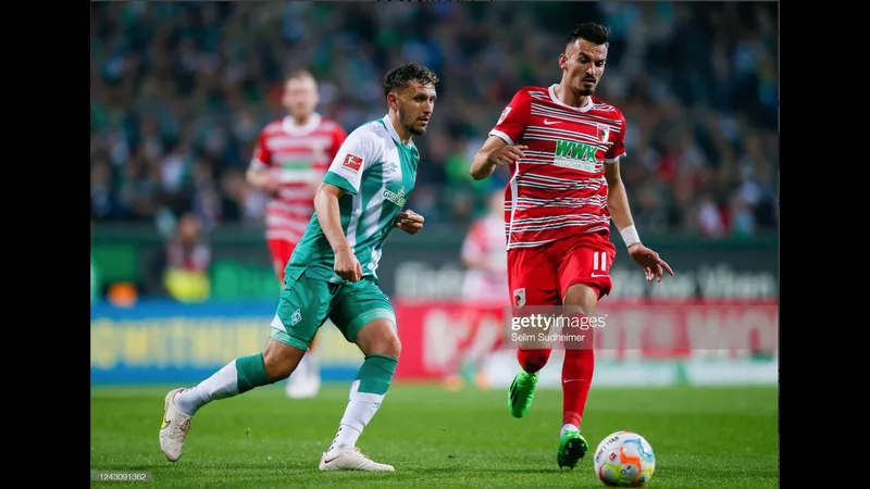 Cầu thủ của Augsburg với quả đá mạnh mẽ vào khung thành của Werder Bremen Cầu thủ của Augsburg với quả đá mạnh mẽ vào khung thành của Werder Bremen