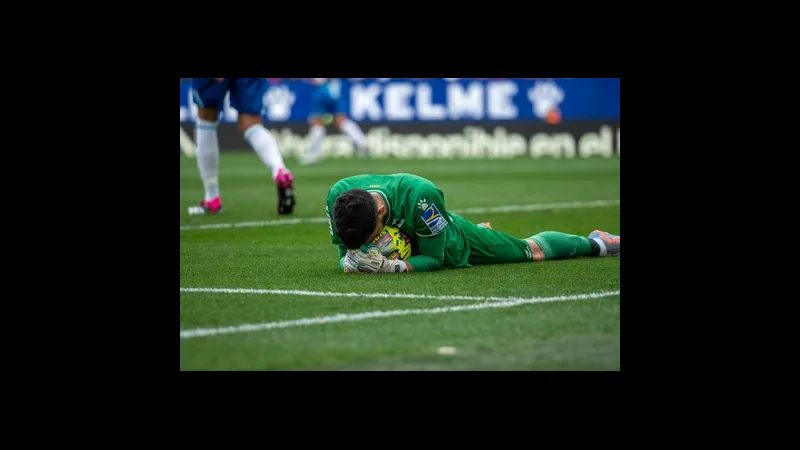 Cầu thủ Baleares tung cú sút mạnh vào khung thành Espanyol Cầu thủ Baleares tung cú sút mạnh vào khung thành Espanyol