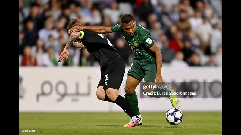 Cầu thủ của Beijing Guoan vượt qua cầu thủ của Macarthur FC trong trận đấu bóng đá