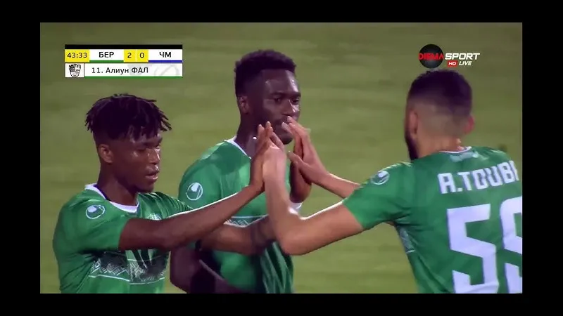 Cầu thủ của Beroe vượt qua hậu vệ của Cherno More trong trận đấu bóng đá Cầu thủ của Beroe vượt qua hậu vệ của Cherno More trong trận đấu bóng đá