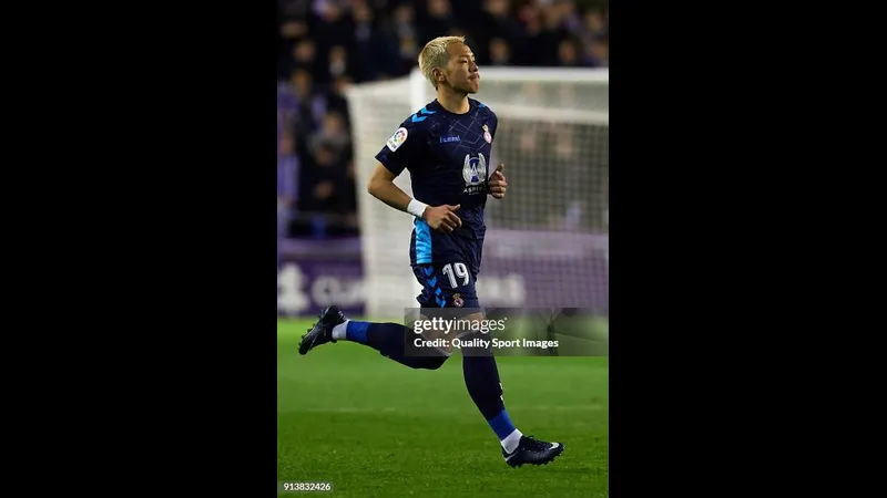 Cầu thủ của Cultural Leonesa bám sát cầu thủ Levante trong trận đấu Cầu thủ của Cultural Leonesa bám sát cầu thủ Levante trong trận đấu