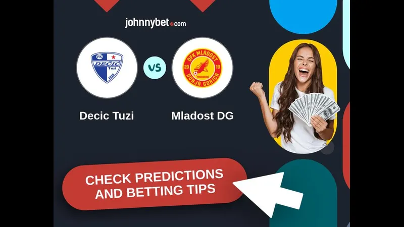 Cầu thủ của Decic và Mladost DG tranh chấp quả bóng trên sân cỏ