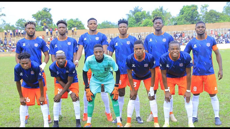 Cầu thủ của Tanganyika vượt qua cầu thủ Malole để tạo cơ hội ghi bàn Cầu thủ của Tanganyika vượt qua cầu thủ Malole để tạo cơ hội ghi bàn