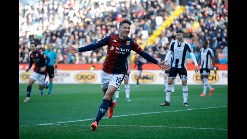 Cầu thủ của Udinese đang tung cú sút mạnh mẽ vào khung thành của Genoa Cầu thủ của Udinese đang tung cú sút mạnh mẽ vào khung thành của Genoa