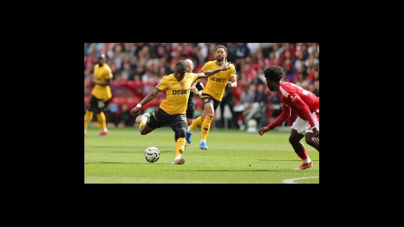 Cầu thủ Wolves vượt qua hậu vệ Nottingham Forest với tốc độ và kỹ thuật cá nhân Cầu thủ Wolves vượt qua hậu vệ Nottingham Forest với tốc độ và kỹ thuật cá nhân