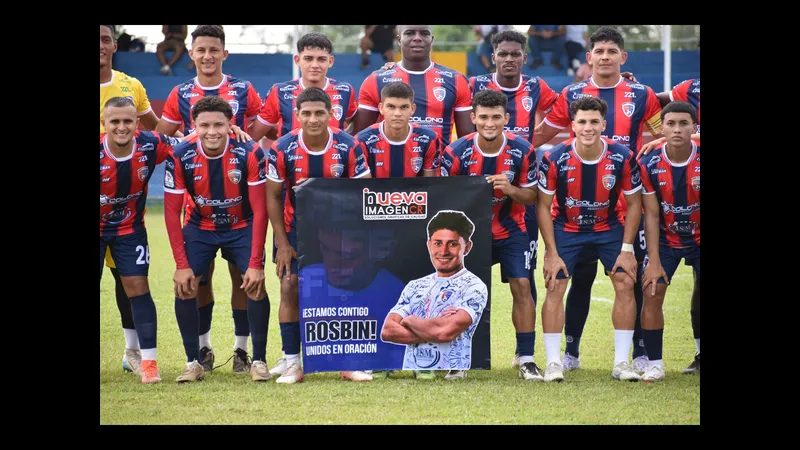 Cầu thủ Carmelita và Cariari Pococi tranh chấp quả bóng Cầu thủ Carmelita và Cariari Pococi tranh chấp quả bóng