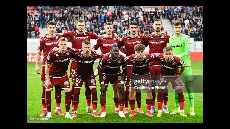 Cầu thủ Hermannstadt và Din Bucuresti tranh chấp bóng trước khán đài Cầu thủ Hermannstadt và Din Bucuresti tranh chấp bóng trước khán đài