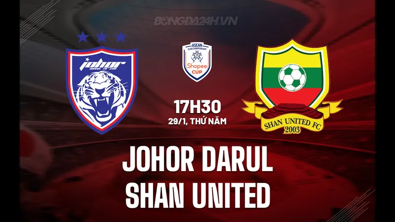 Cầu thủ Johor DT và Shan Utd tranh chấp bóng trên sân