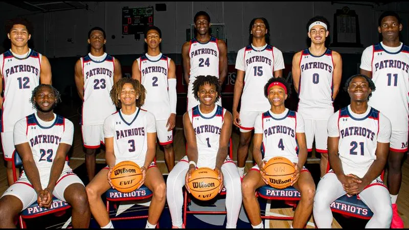 Cầu thủ Paysandu và Miramar tranh chấp trái bóng trên sân cỏ