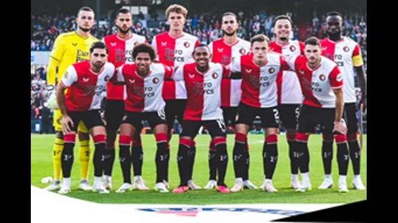 Cầu thủ Feyenoord vượt qua phòng ngự của Real Betis để tạo ra cơ hội ghi bàn