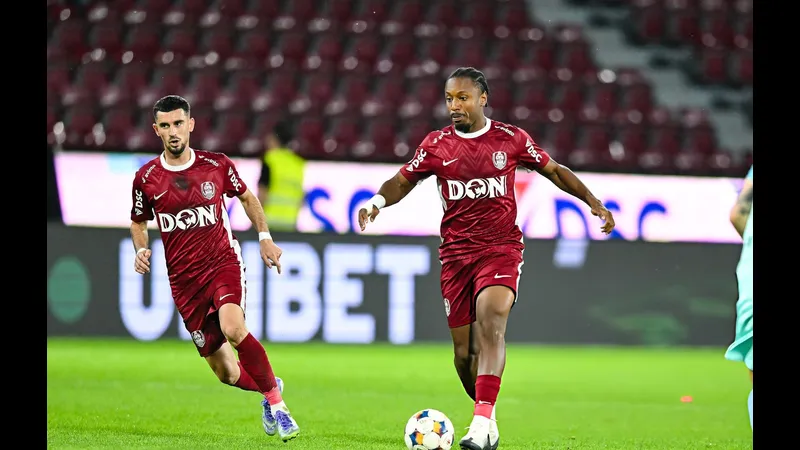 Cầu thủ UTA Arad và Rapid Bucuresti đối đầu trên sân cỏ