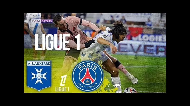 Cầu thủ Auxerre chuyền bóng qua cầu thủ Paris trên sân cỏ Cầu thủ Auxerre chuyền bóng qua cầu thủ Paris trên sân cỏ