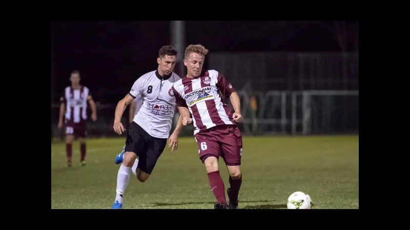 Cầu thủ của Holland Park Hawks và Logan Lightning đối đầu trên sân cỏ