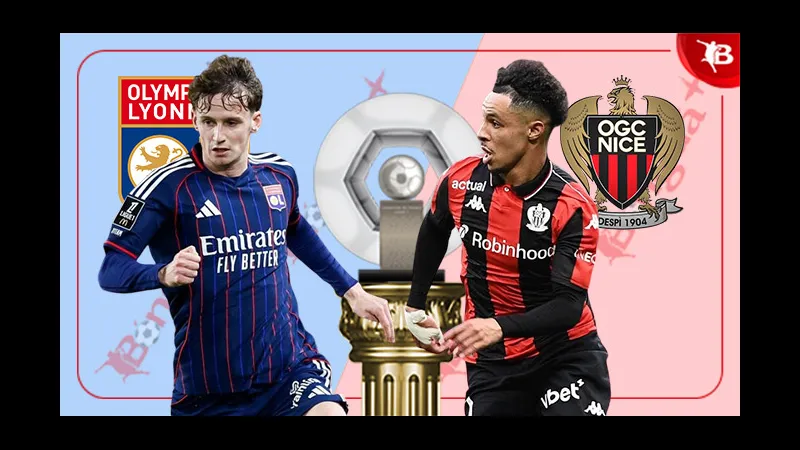 Cầu thủ Lyon và Nice tranh chấp bóng trên sân Cầu thủ Lyon và Nice tranh chấp bóng trên sân
