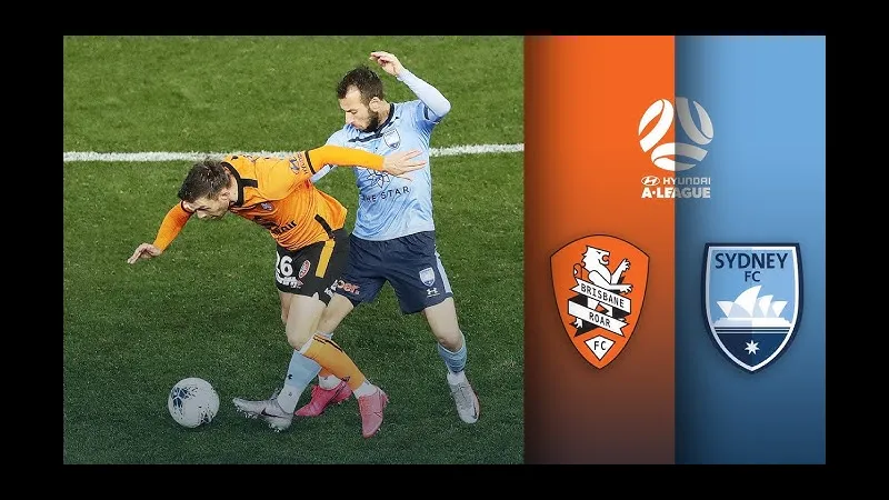 Cầu thủ Sydney FC và Brisbane Roar tranh chấp bóng trên sân