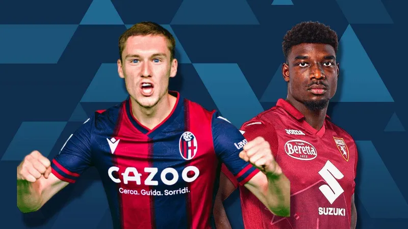 Cầu thủ Torino và Bologna đang tranh chấp quả bóng trên sân Cầu thủ Torino và Bologna đang tranh chấp quả bóng trên sân