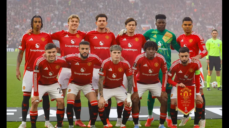 Cầu thủ MU nỗ lực chặn đứng cú sút của West Ham Cầu thủ MU nỗ lực chặn đứng cú sút của West Ham