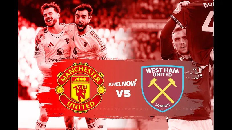Cầu thủ West Ham và MU đua nhau tranh bóng trên sân cỏ Cầu thủ West Ham và MU đua nhau tranh bóng trên sân cỏ